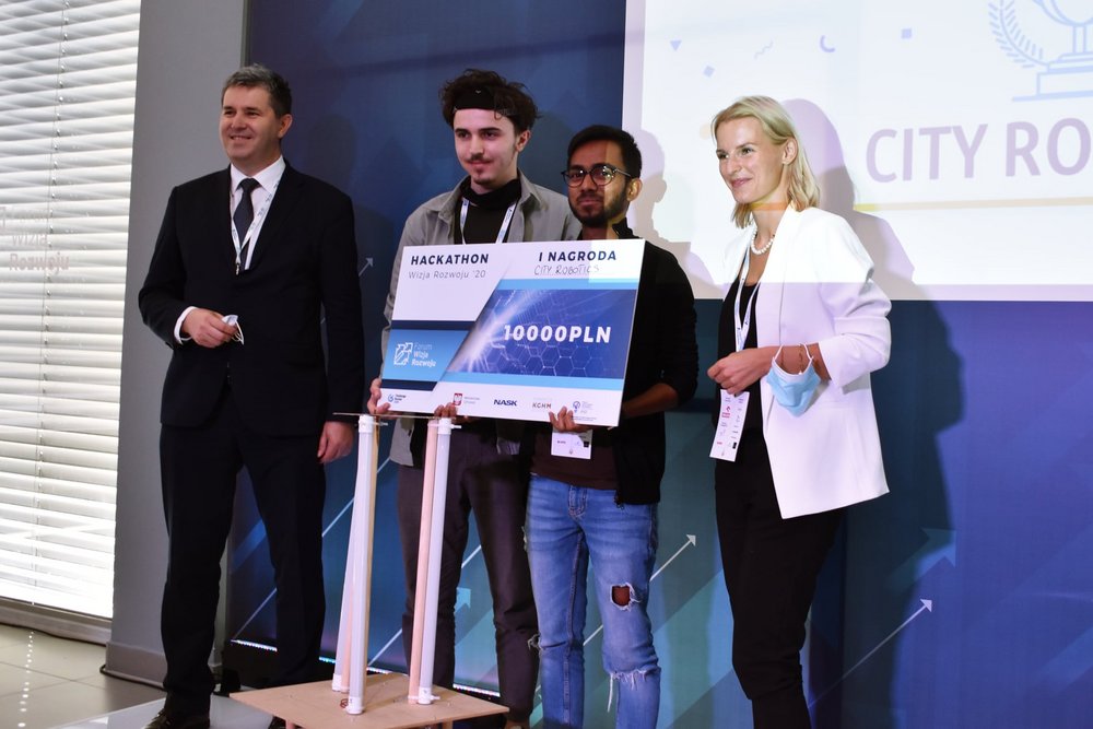 Deepjyoti Nath with the prize