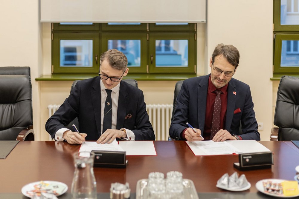 The President of Widzew Łódź and the Rector of the University of Lodz signing the agreement