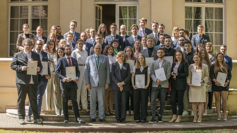 Grupa nagrodzonych i władze UŁ na dziedzińcu Pałacu Biedermanna