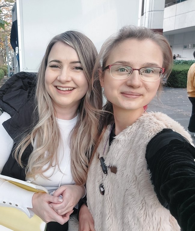 The scholarship holder with a female friend