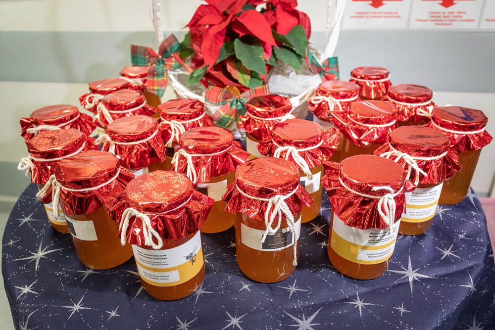 Uroczystość przekazania miodów pacjentom Szpitala im. Kopernika