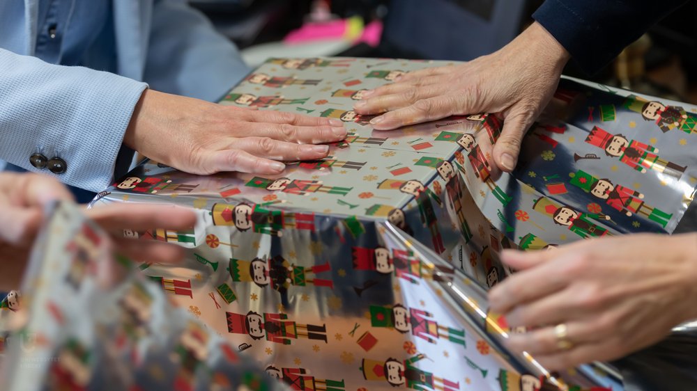  Wrapping a Christmas present form the University of Lodz