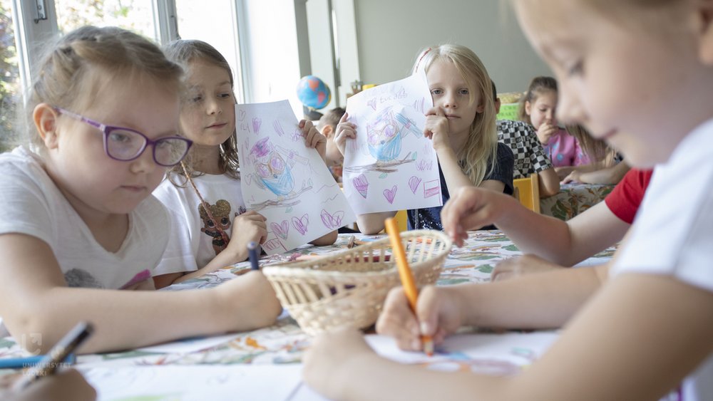 Children painting card designs for the University of Lodz campaign "Flowers? - No, thank you?"