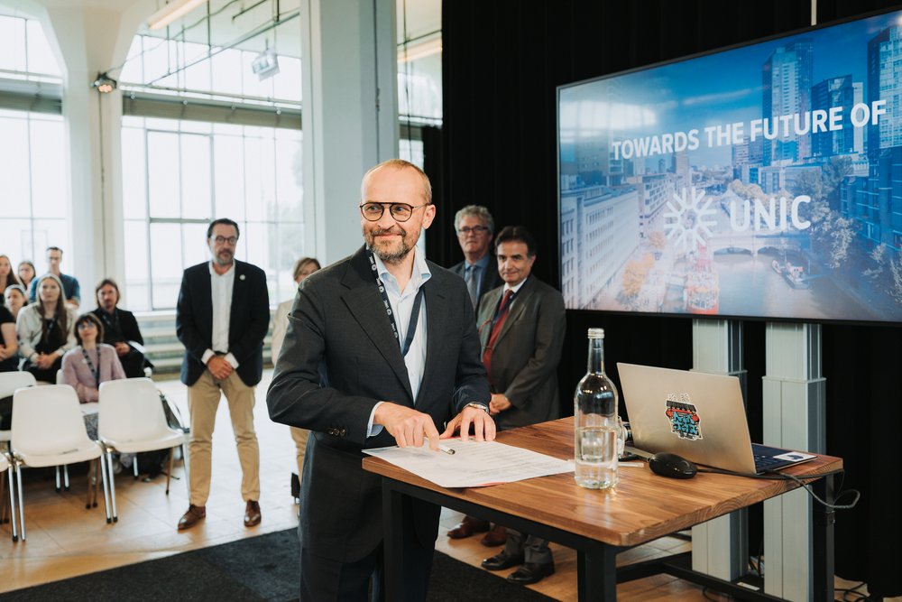 Prof. Łukasz Bogucki during signing the new memorandum of understanding (for UNIC 2.0)
