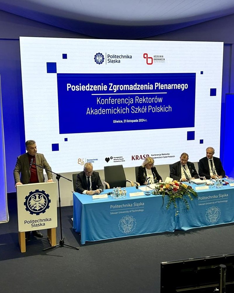 Minister nauki i szkolnictwa wyższego przemawia do uczestników zgromadzenia plenarnego KRASP