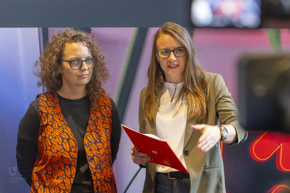 Dr Magdalena Chułek (UW) z rzeczniczką prasową UŁ - Iwoną Ptaszek-Zielińską