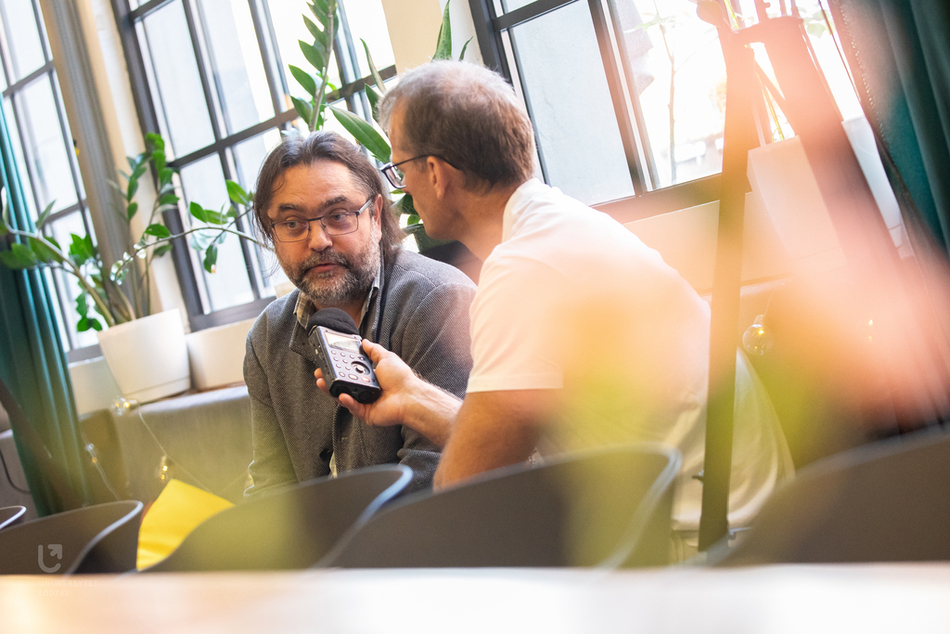 dr Damian Kasprzyk (FilHist) odpowiadający na pytania dziennikarza