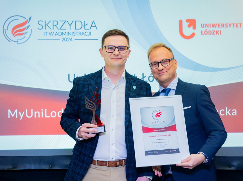 [Translate to English:] Maciej Sysak odbiera nagrodę Skrzydła IT w Administracji 