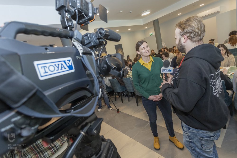 Weronika Ćmielewska talking to a journalist present at the Easter meeting