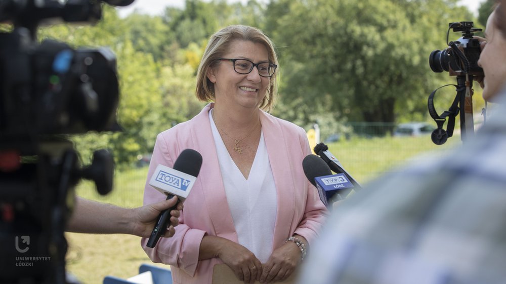 Children painting card designs for the University of Lodz campaign "Flowers? - No, thank you?"