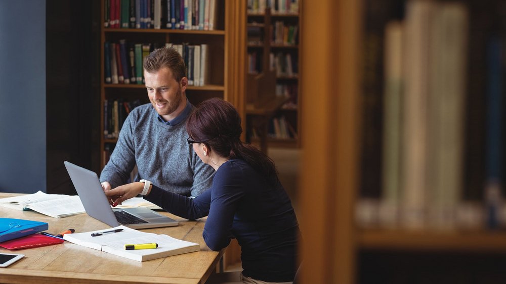naukowcy omawiający projekt