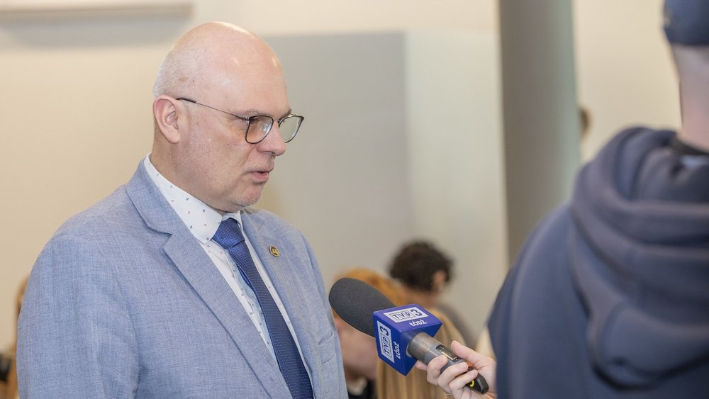 Prof. Robert Zakrzewski talking to a journalist present at the Easter meeting