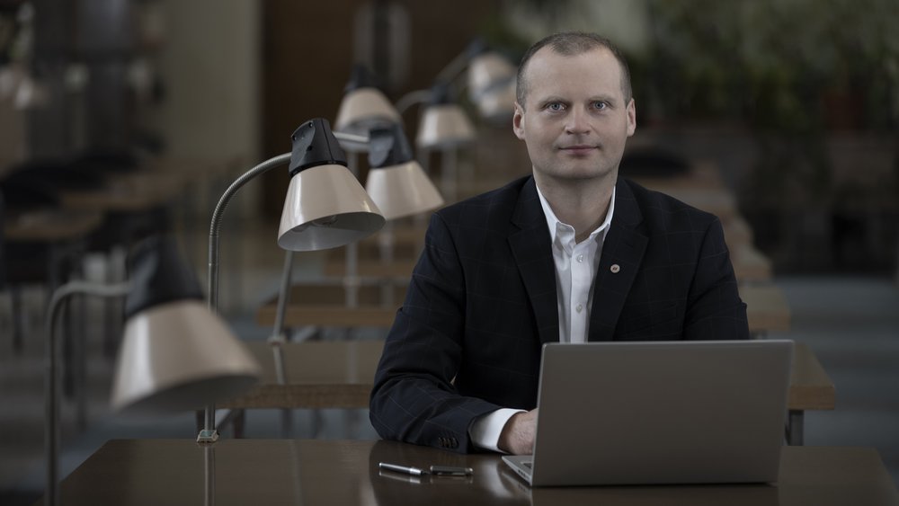 Dr Marcin Rojek at a laptop