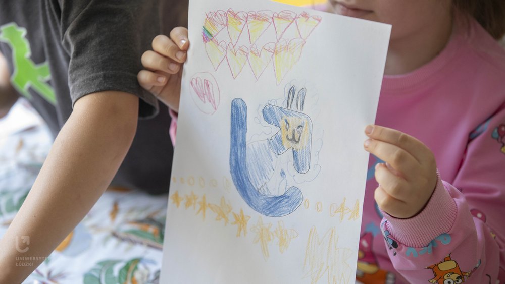 Children painting card designs for the University of Lodz campaign "Flowers? - No, thank you?"