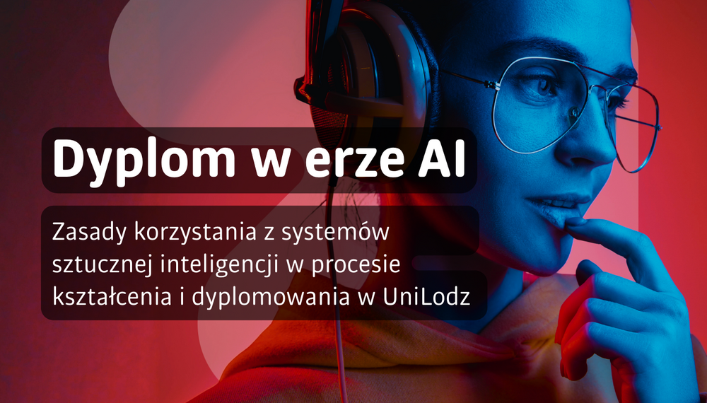 Grafika informacyjna z portretem młodej osoby w okularach i słuchawkach. Zdjęcie utrzymane jest w kontrastowych kolorach czerwieni i niebieskiego. Po lewej stronie znajduje się półprzezroczysty, ciemny prostokąt z białym napisem: „Dyplom w erze AI”.  Poniżej umieszczono tekst: „Zasady korzystania z systemów sztucznej inteligencji w procesie kształcenia i dyplomowania w UniLodz”.