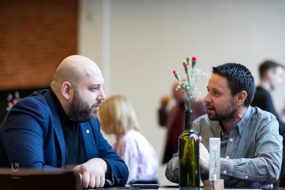 Dr Paweł Stępień (Faculty of International and Political Studies) with a PAP journalist