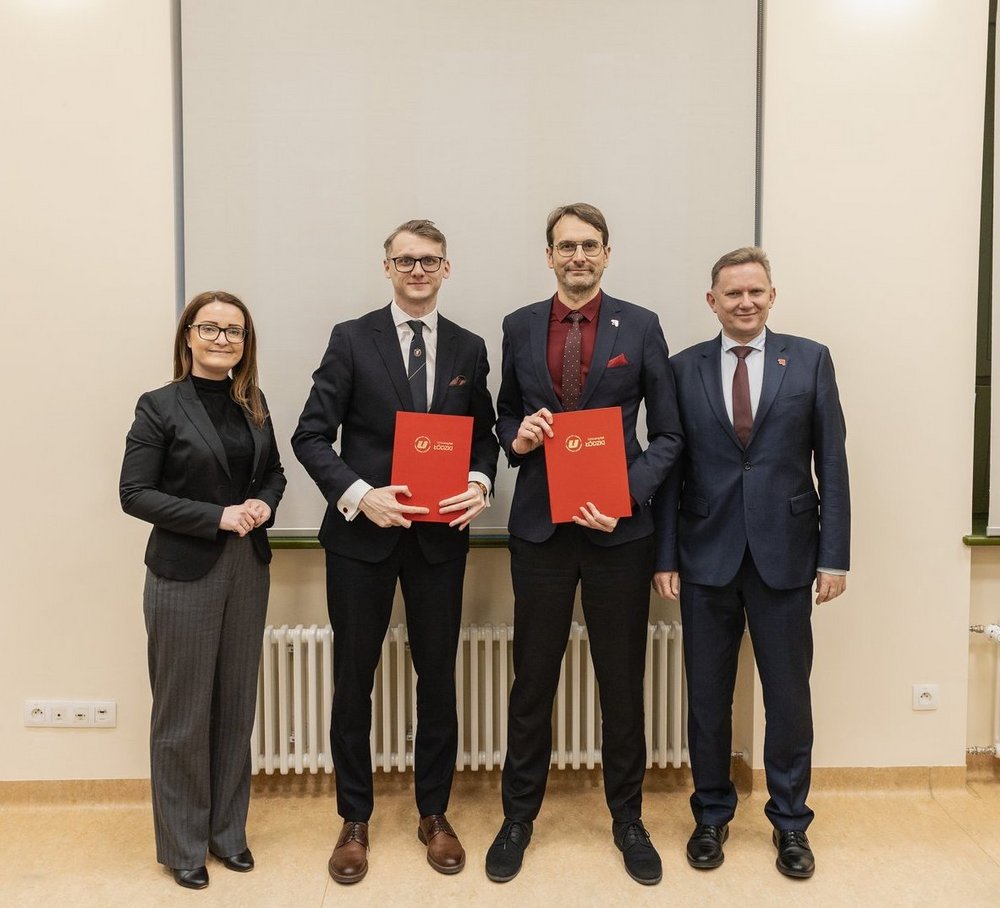 A group photo of representatives of Widzew Łódź and the University of Lodz