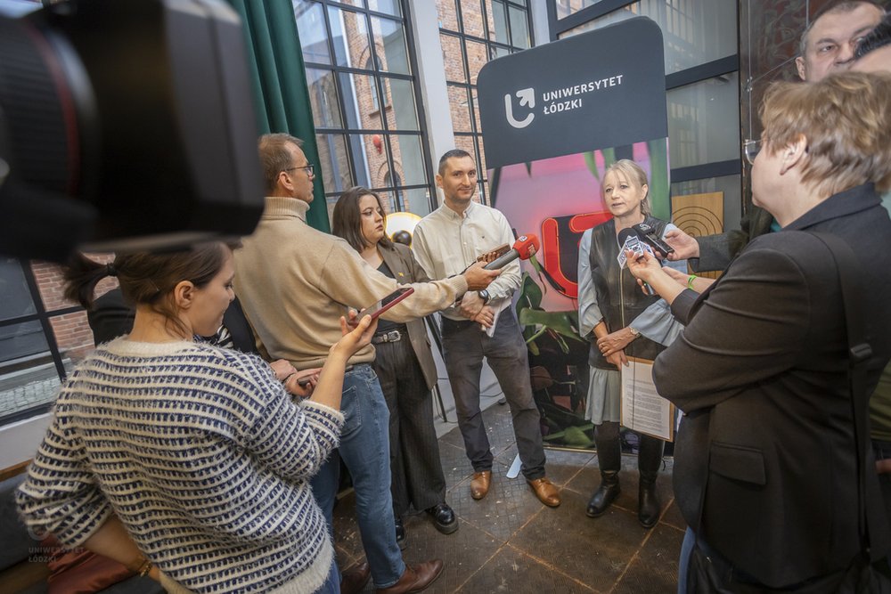 Dr Marcin Słomka, przedstawiciel Biobank UŁ i Marzena Mirewicz-Czumaczenko, autorka wystawy „Obecność T2b. Pramatki – kontynuacja”