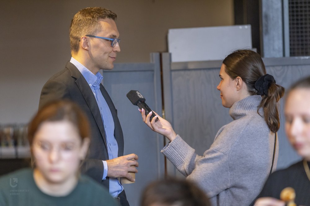 Dr Dominik Skowroński (WZ) odpowiadający na pytania dziennikarzy