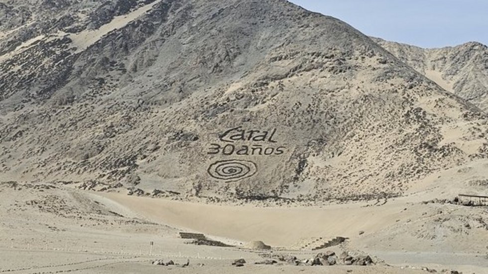 Stanowisko archeologiczne Caral. W tle szczyty Andów