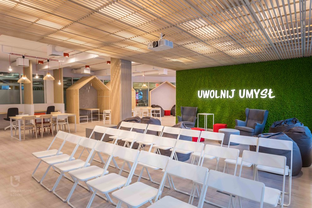 Lecture zone with a moss-covered, stunningly green wall