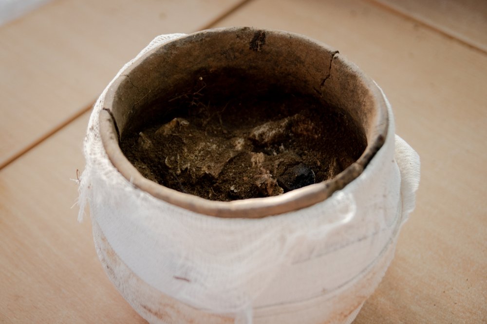 wnętrze popielnicy z fragmentami kostnymi