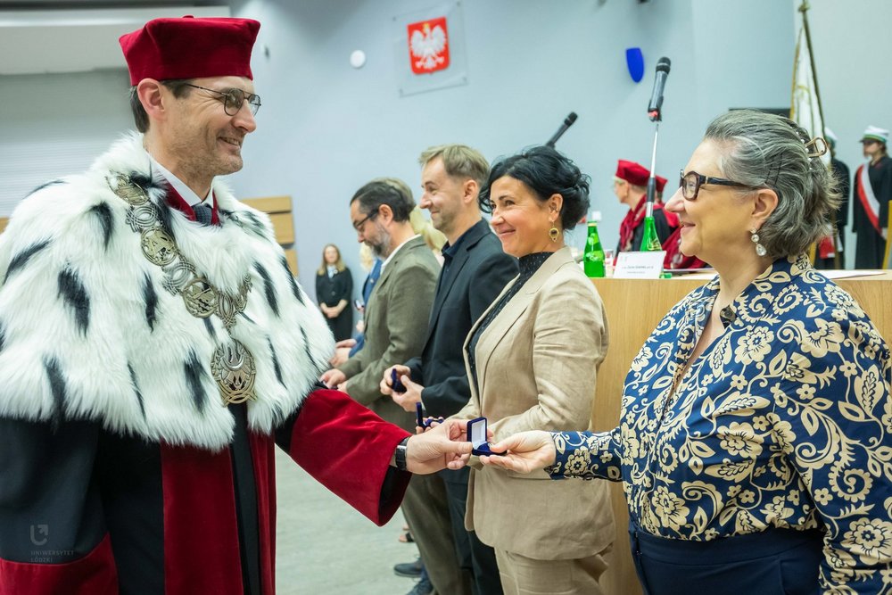 Rektor UŁ wręcza odznakę pracowniczce