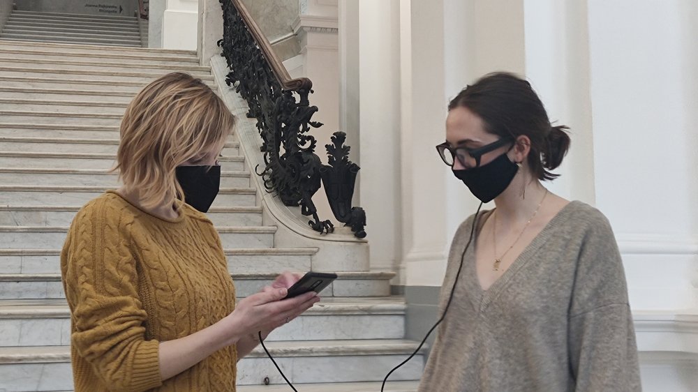 Dagna Staroń on the stairs of Zachęta Gallery during the study by the use of the eye tracker