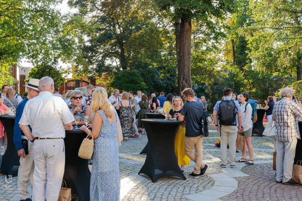 post-premiere meeting in the garden of the Izrael Poznański Palace