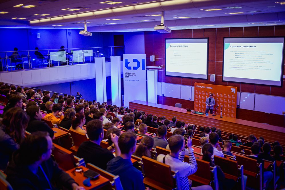 the event participants sitting and listening to the lecture in the assembly hall