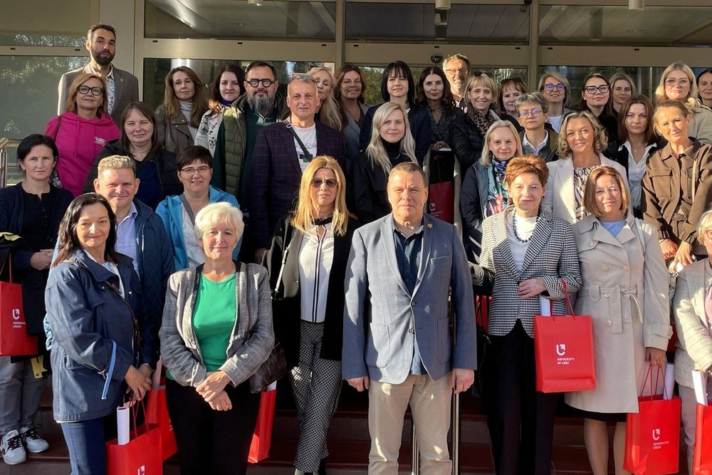 grupa studentów z dyplomami