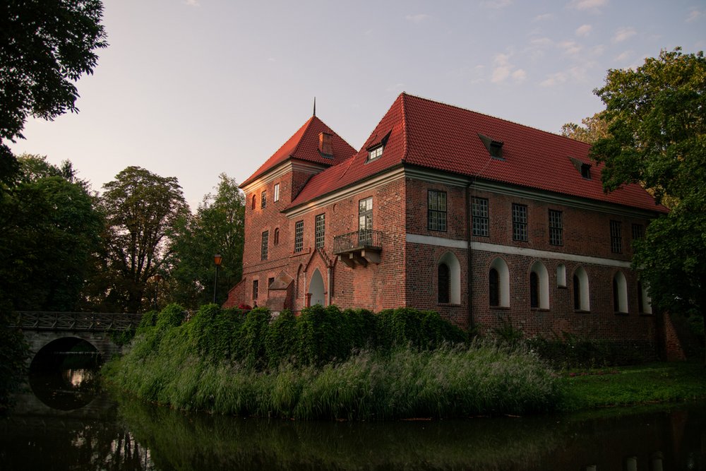 zamek w Oporowie w całek okazałości 