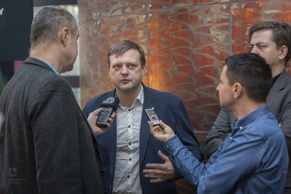 Michał Gruda podczas briefingu prasowego