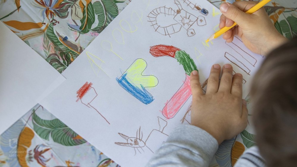 Children painting card designs for the University of Lodz campaign "Flowers? - No, thank you?"