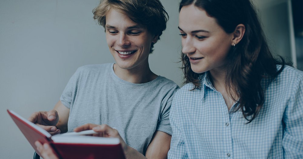 dwie młode osoby i zaproszenie do konkursu