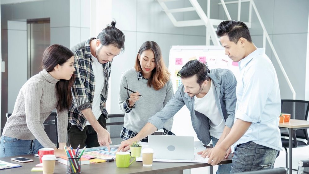 grupa ludzi współpracuje