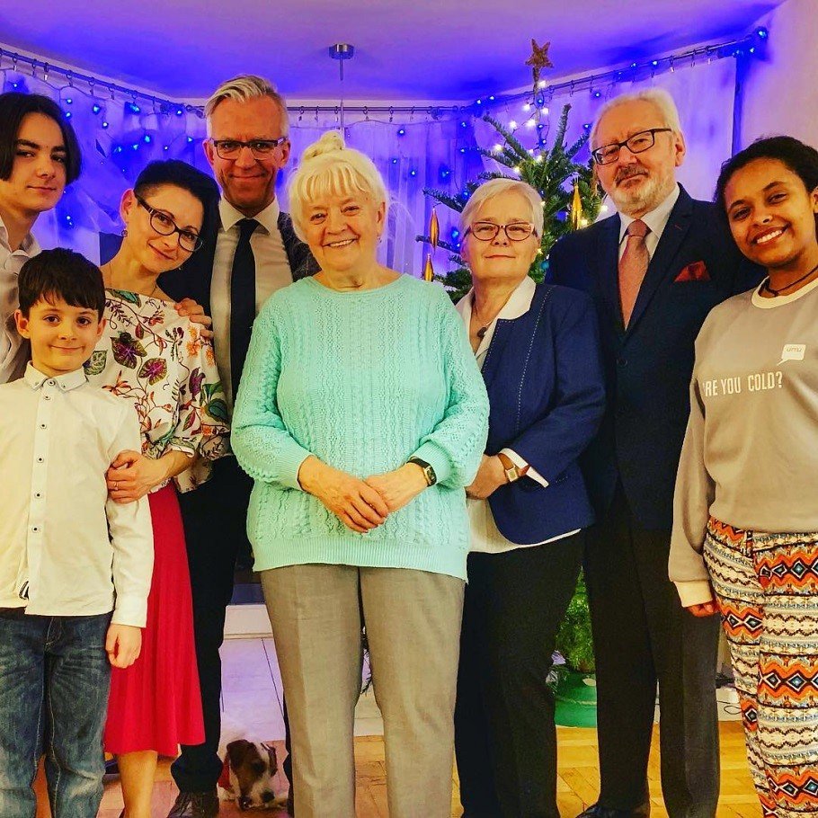 Prof. Jarosław Płuciennik z rodziną i goszczącą u nich Etsub Bacha.