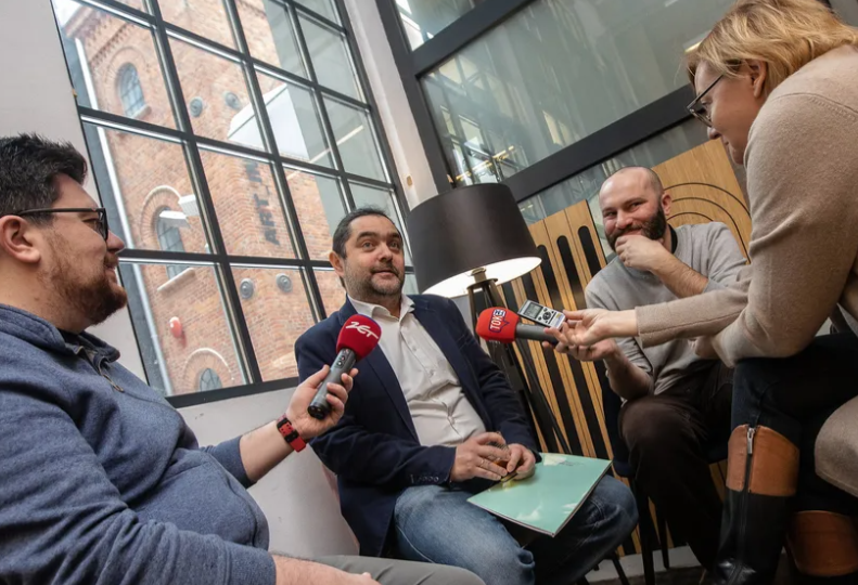 dr Damian Kasprzyk udziela wywiadu dziennikarzom