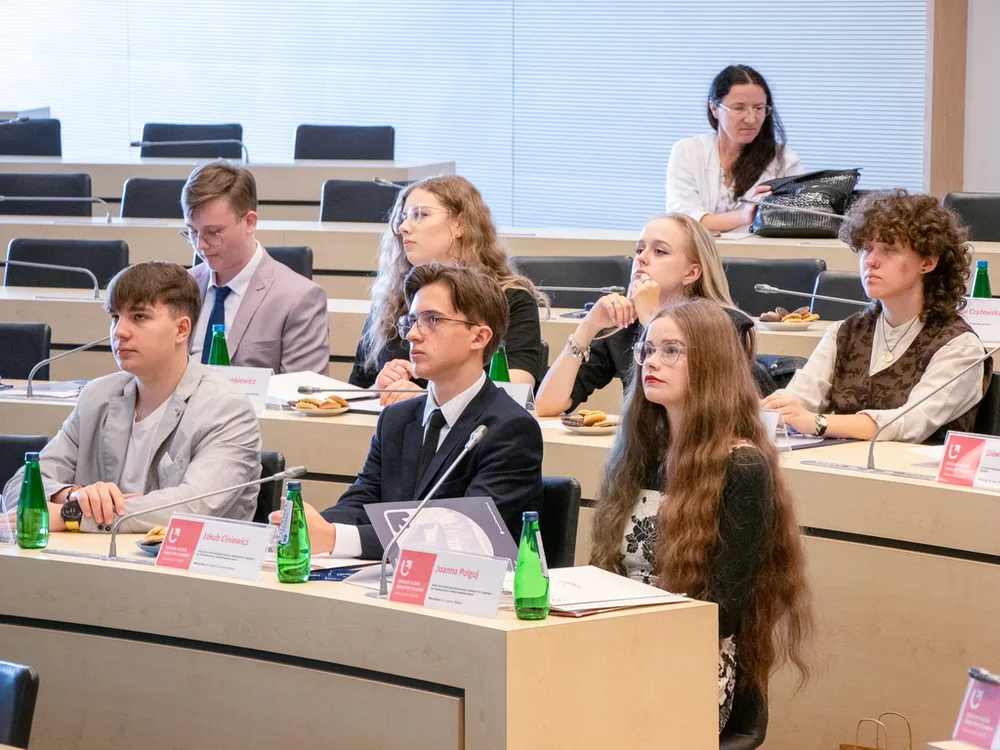 Młodzi ludzie podczas wydarzenia w auli wydziału UŁ