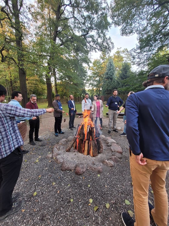 [Translate to English:] Goście przy ognisku