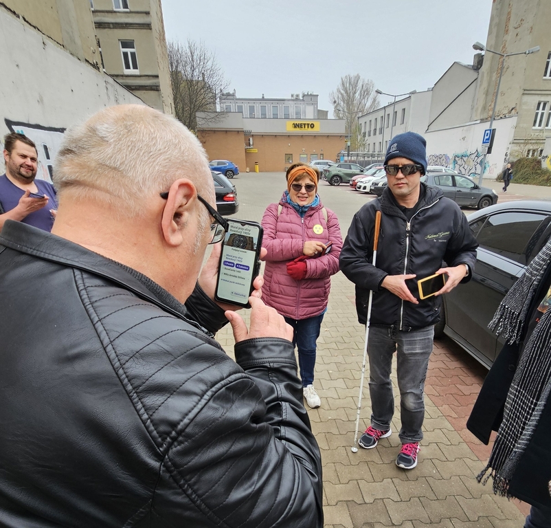osoba korzystająca z opisu autodeskrypcyjnego na telefonie