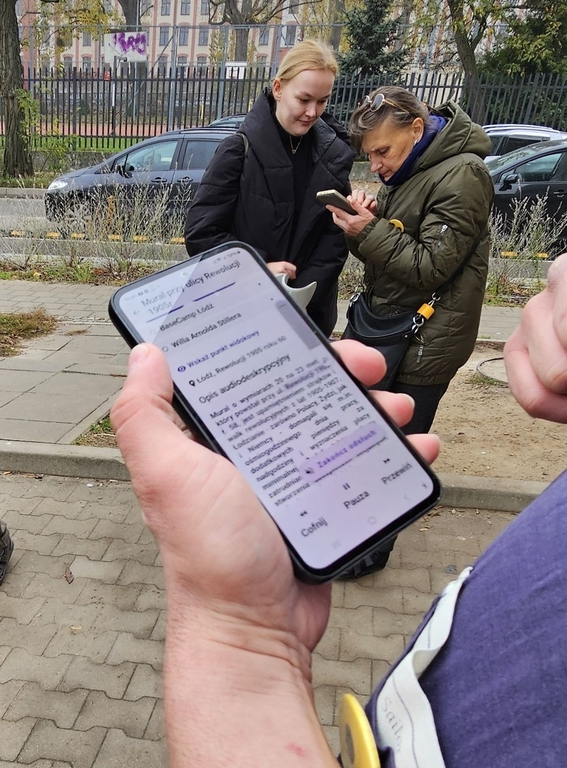 osoba korzystająca z opisu autodeskrypcyjnego na telefonie