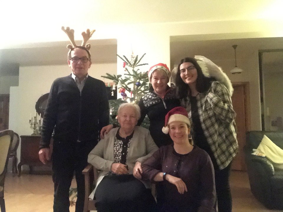 a family hosting international students as apart of the Christmas Guest campaign with their guests - a group photo